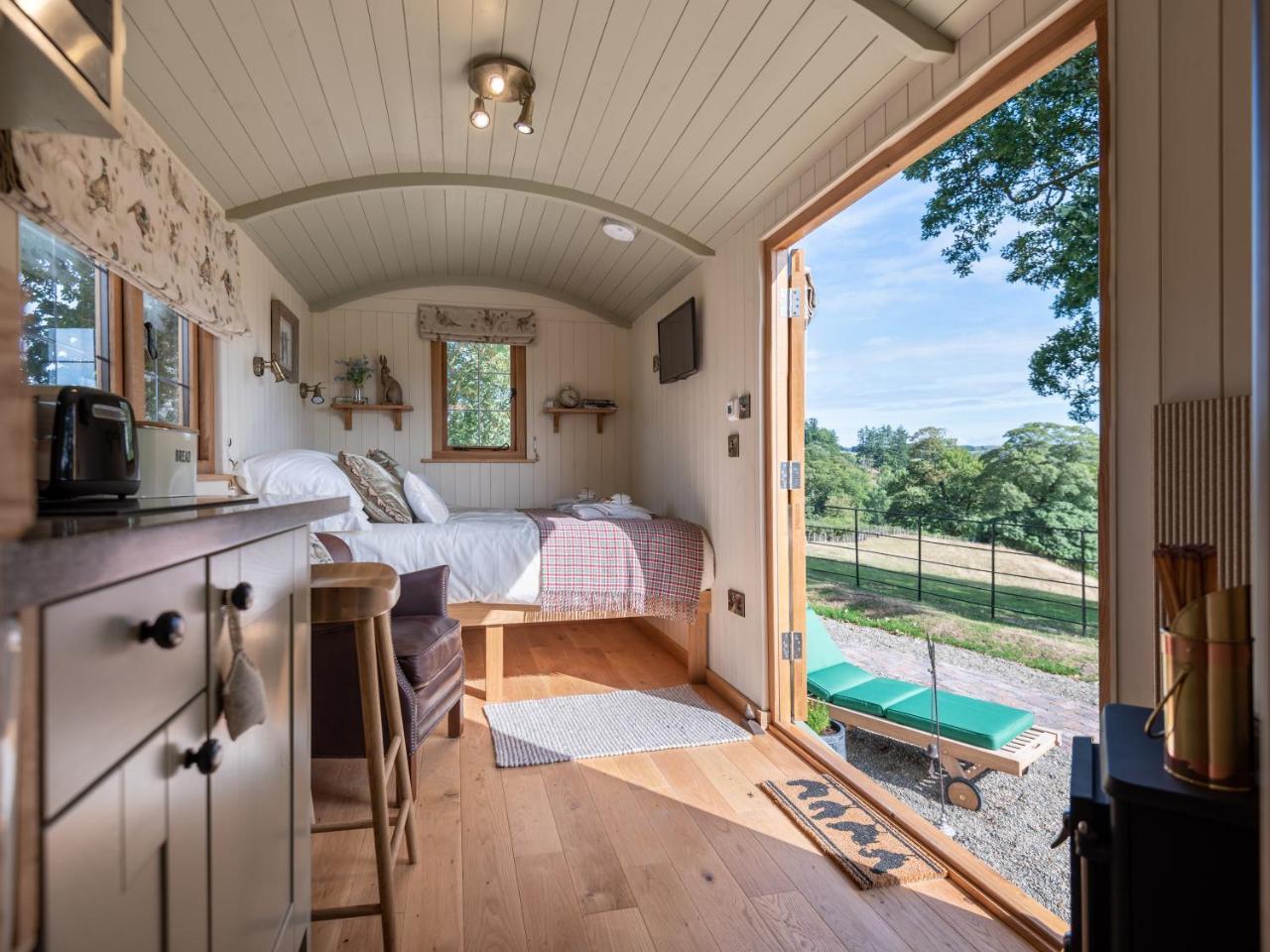 Padarn'S Hut Villa Llanbadarn Fynydd Exterior photo