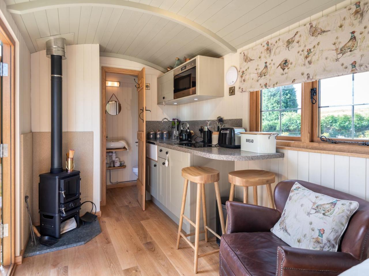 Padarn'S Hut Villa Llanbadarn Fynydd Exterior photo