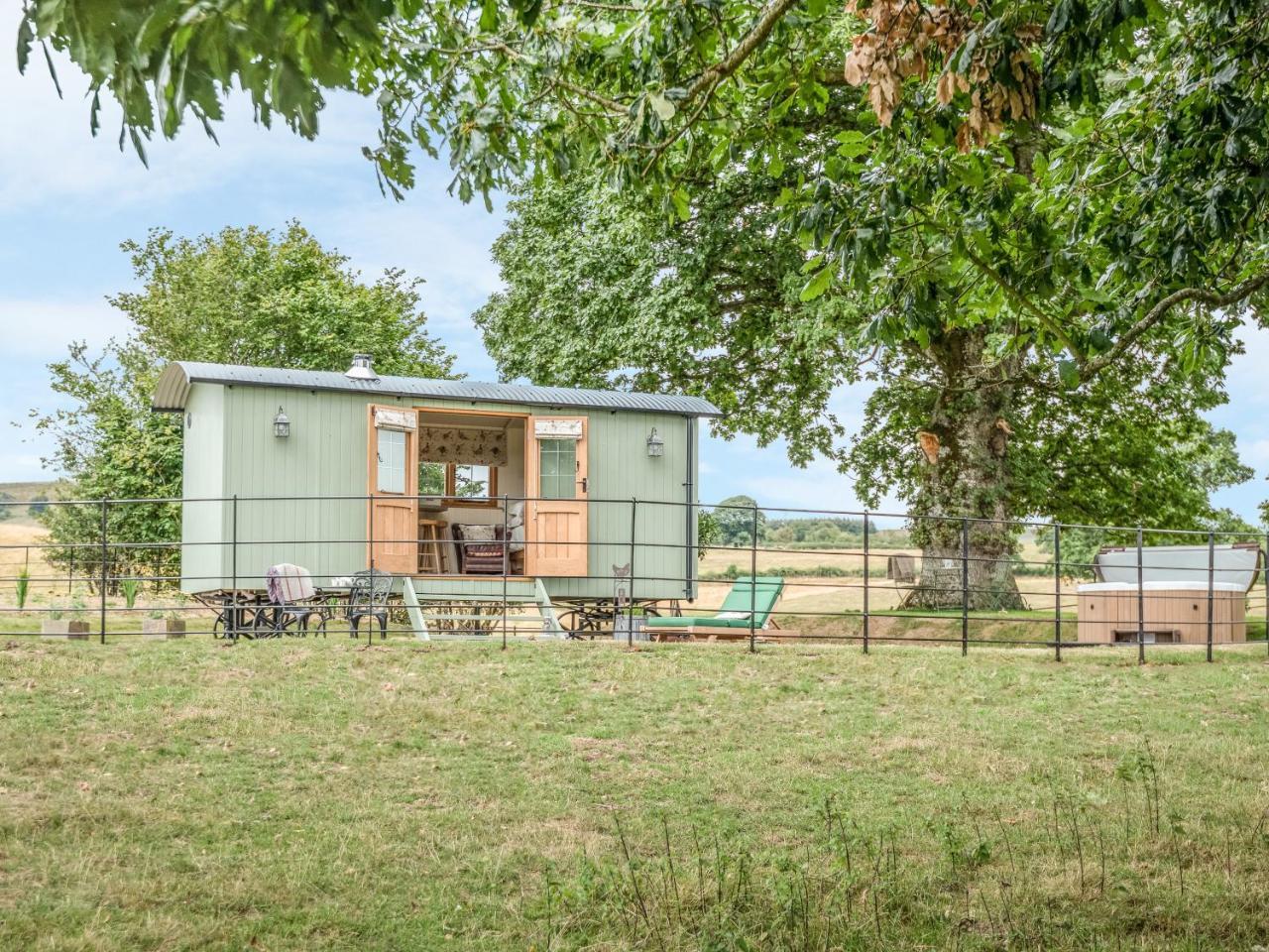 Padarn'S Hut Villa Llanbadarn Fynydd Exterior photo